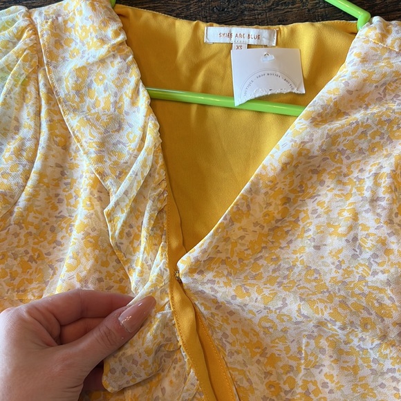 Floral Yellow Spring Top Size XS - Picture 7 of 7
